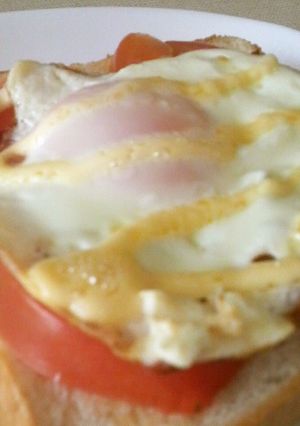 目玉焼きのせベーコントマトトースト-レシピのメイン写真
