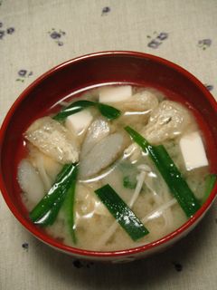 味噌少なめで旨みそ汁~ニラとごぼう-レシピのメイン写真