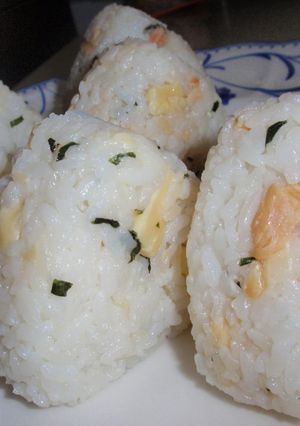 栄養満点！鮭、チーズ、大葉のおにぎり-レシピのメイン写真