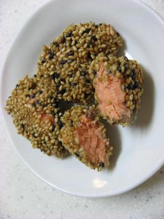 お弁当に。・*・。鮭のごま揚げ-レシピのメイン写真