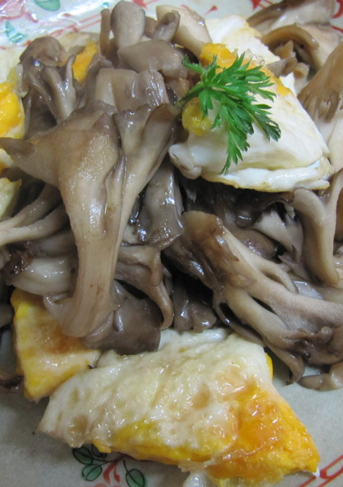 舞茸と目玉焼きのバター炒め-レシピのメイン写真