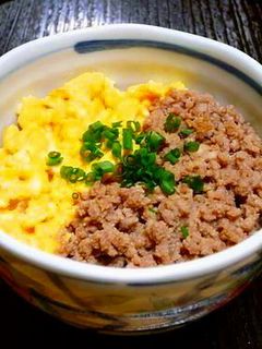 ランチやお弁当にレンジで1人分♪そぼろ丼-レシピのメイン写真