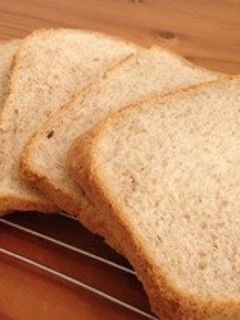 HBで☆ふんわり全粒粉たっぷり食パン!!-レシピのメイン写真