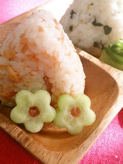ピンクレッドなウメ鮭マヨおにぎり♡-レシピのメイン写真