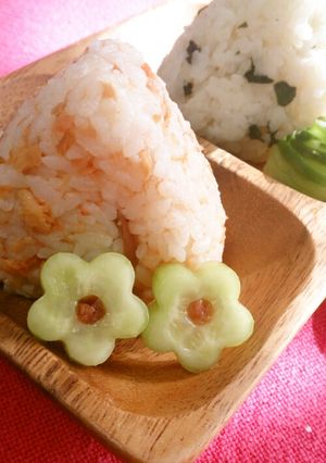 ピンクレッドなウメ鮭マヨおにぎり♡-レシピのメイン写真
