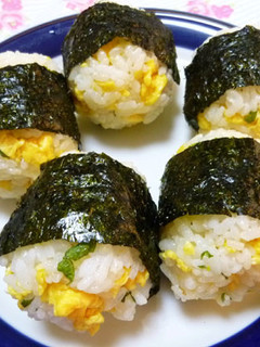 たまごと青シソとゴマのおにぎり-レシピのメイン写真