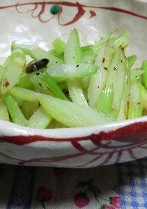 セロリのぴりっ辛いオリーブ炒め-レシピのメイン写真