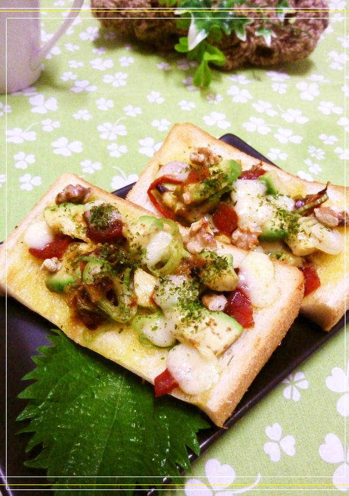 チーズと福神漬けとアボカドの和風トースト-レシピのメイン写真