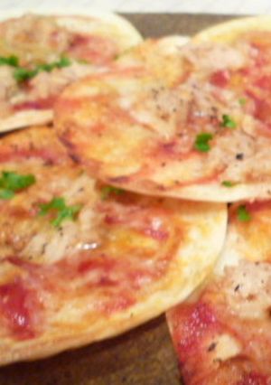 簡単！おつまみ餃子の皮でパリパリピザ-レシピのメイン写真