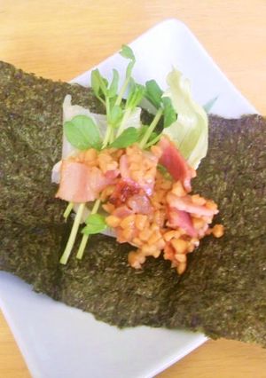 レタスと海苔で巻いて食べる 納豆ベーコン-レシピのメイン写真