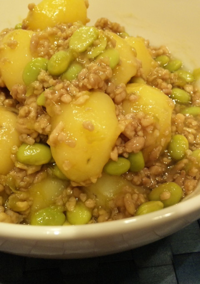 残りの枝豆で。じゃがいもの鶏そぼろ煮-レシピのメイン写真