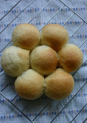 生クリーム入り♪お花パン-レシピのメイン写真