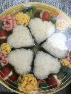ハートのおにぎりケーキ風(?)弁当-レシピのメイン写真