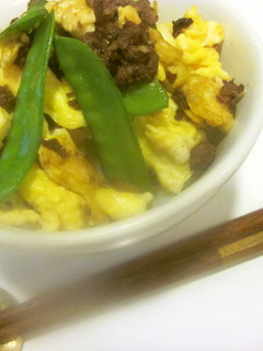 美人ママへ♪きぬさやの鮮やか三色丼風炒め-レシピのメイン写真