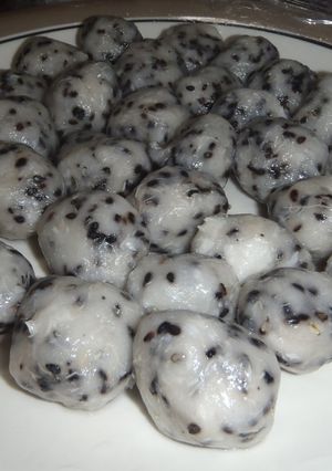 ダシダで味つけ胡麻里芋団子-レシピのメイン写真