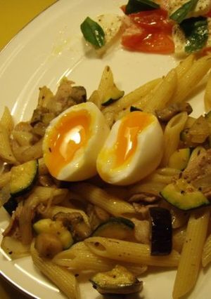 豚肉とたっぷり野菜のペンネ、半熟卵添え-レシピのメイン写真