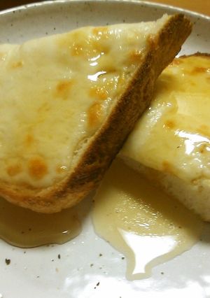 甘くてしょっぱい♪蜂蜜とチーズのトースト-レシピのメイン写真