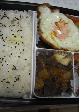 ゴマ塩でヌリカベ弁当｜`´｜（キャラ弁）-レシピのメイン写真