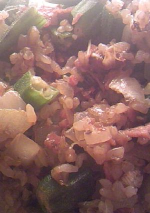 ベーコンと玉葱とオクラのコンソメ炒飯-レシピのメイン写真
