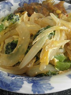節約~ブロッコリーと玉葱の卵丼-レシピのメイン写真