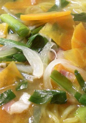ニラと玉ねぎとニンジン入りのラーメン-レシピのメイン写真