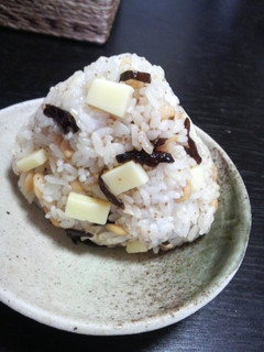 昆布チーズ天かすおにぎり-レシピのメイン写真