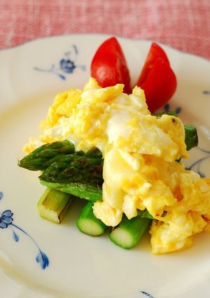 焼きアスパラのチーズ入りふわとろ卵がけ-レシピのメイン写真