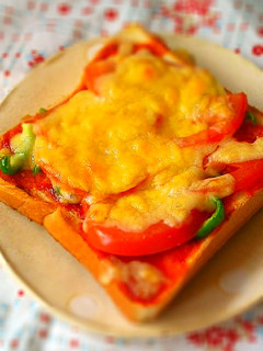 ピザ風♪トマトとチーズのリッチなトースト-レシピのメイン写真