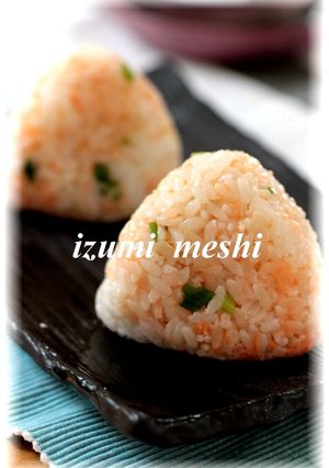 隠し味でグンと旨い!鮭マヨおにぎり-レシピのメイン写真