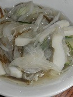 かまぼこと新タマネギのもずく-レシピのメイン写真