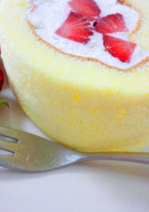 ふわふわ苺のロールケーキ-レシピのメイン写真