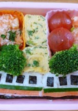 電車だ～♪子どもが大喜び～電車のキャラ弁-レシピのメイン写真