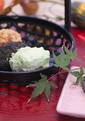 黒ごまたっぷり季節の焼き栗入り三色おはぎ-レシピのメイン写真