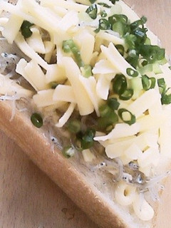 ジャコチーズパン( ´ ▽ ` )ノ-レシピのメイン写真