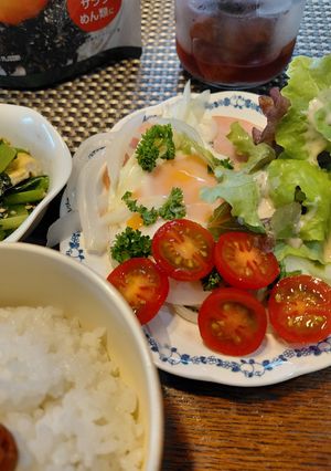目玉焼きにパセリ(人参の葉っぱ)を乗せて-レシピのメイン写真