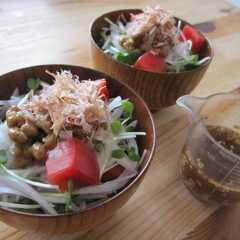 รูปของ 新玉ねぎと納豆のサラダさん。