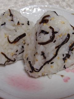 ごまたっぷり♪と塩昆布のおにぎり-レシピのメイン写真