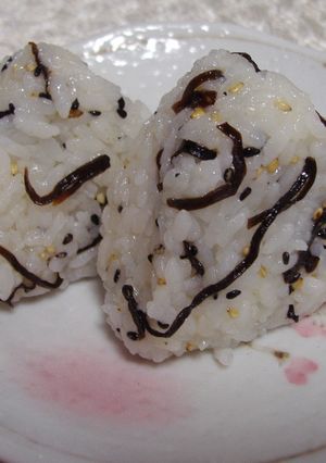 ごまたっぷり♪と塩昆布のおにぎり-レシピのメイン写真