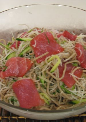 お安く豪華に　激ウマお刺身とお蕎麦サラダ-レシピのメイン写真