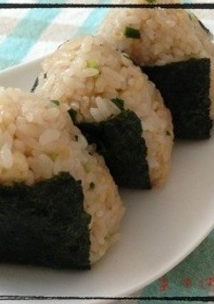 冷や飯でもOK♪揚げ玉おにぎり-レシピのメイン写真