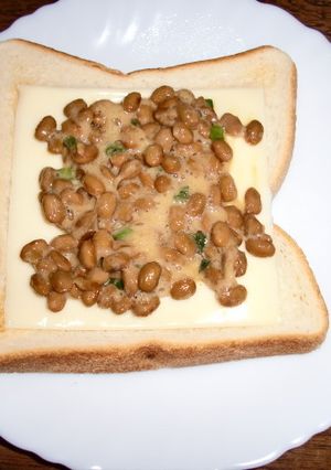 朝ごはんにお勧め！簡単チーズ納豆トースト-レシピのメイン写真