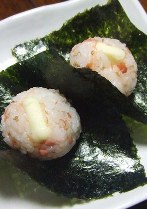 チーズ&鮭の手まりおにぎり-レシピのメイン写真