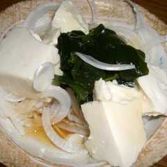 รูปของ わかめ・新玉ねぎ・豆腐サラダ