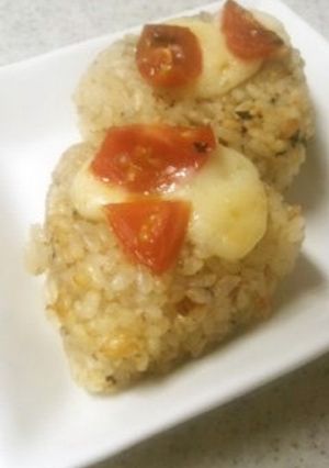 朝の焼きおにぎり〜プチトマト・チーズＯＮ-レシピのメイン写真
