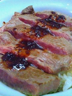 絶品!ガーリックライスのステーキ丼-レシピのメイン写真
