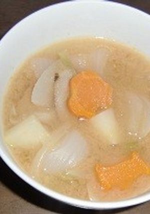 型ぬき人参入り、根菜と新キャベツの味噌汁-レシピのメイン写真