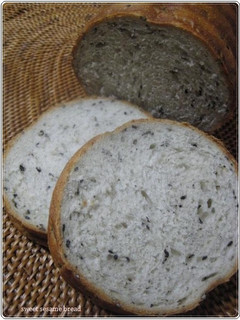 トヨ型でほんのり甘い胡麻パン-レシピのメイン写真