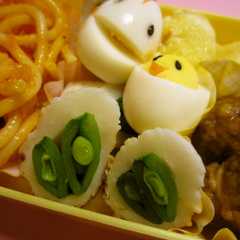รูปของ お弁当に❀竹輪にスナップえんどう詰めよ♪