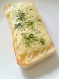 *チーズとマヨだけで美味しいトースト*-レシピのメイン写真