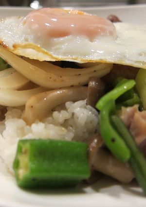 ガーリックライスに夏野菜と目玉焼をのせて-レシピのメイン写真